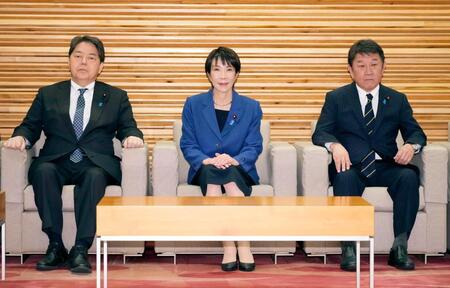 　臨時閣議に臨む高市首相（中央）ら