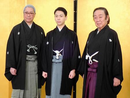　尾上左近改め三代目尾上辰之助襲名披露記者会見に出席した尾上左近（中）。左は父・尾上松緑、右は七代目尾上菊五郎