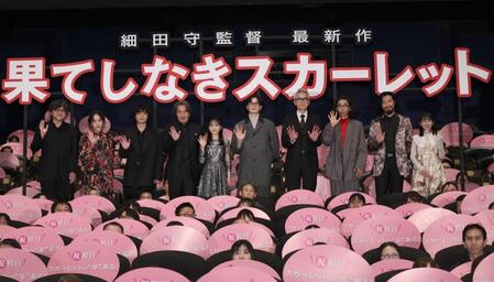 　手を振る（左から）細田守監督、斉藤由貴、染谷将太、役所広司、芦田愛菜、岡田将生、松重豊、柄本時生、青木崇高、白山乃愛（撮影・佐々木彰尚）