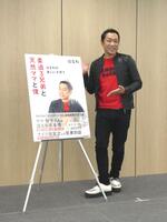 　撮影に応じるはなわ