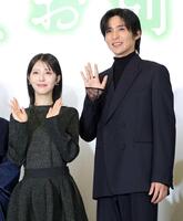 　手を振る目黒蓮（右）と浜辺美波（撮影・西岡正）