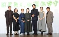 　完成報告会に出席した（左から）鈴木浩介、永作博美、夏木マリ、浜辺美波、目黒蓮、森田望智、三木孝浩監督（撮影・西岡正）