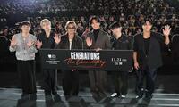 　客席をバックに手を振るＧＥＮＥＲＡＴＩＯＮＳの（左から）小森隼、白濱亜嵐、数原龍友、片寄涼太、佐野玲於、中務裕太（撮影・開出牧）