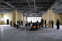 　ＢＯＹ　ＩＤＯＬ　ＧＲＯＵＰの常設劇場の建設現場で取材を受ける秋元康氏（左）＝撮影・西岡正