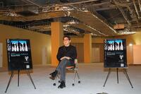 　ＢＯＹ　ＩＤＯＬ　ＧＲＯＵＰの常設劇場の建設現場で取材を受ける秋元康氏（撮影・西岡正）