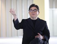 　常設劇場へのこだわりを話す秋元康氏（撮影・西岡正）