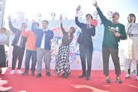 　青空の下、乾杯する円広志（右）。（左から）銀シャリ・橋本直、鰻和弘、月亭八光、羽野晶紀、青木源太アナウンサー