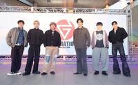 　生配信を行った（左から）ＧＥＮＥＲＡＴＩＯＮＳの小森隼、白濱亜嵐、数原龍友、片寄涼太、佐野玲於、中務裕太（撮影・石井剣太郎）