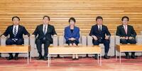 　臨時閣議に臨む高市首相（中央）ら
