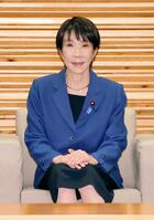 　臨時閣議に臨む高市首相