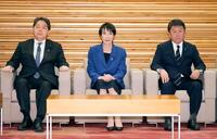 　臨時閣議に臨む高市首相（中央）ら