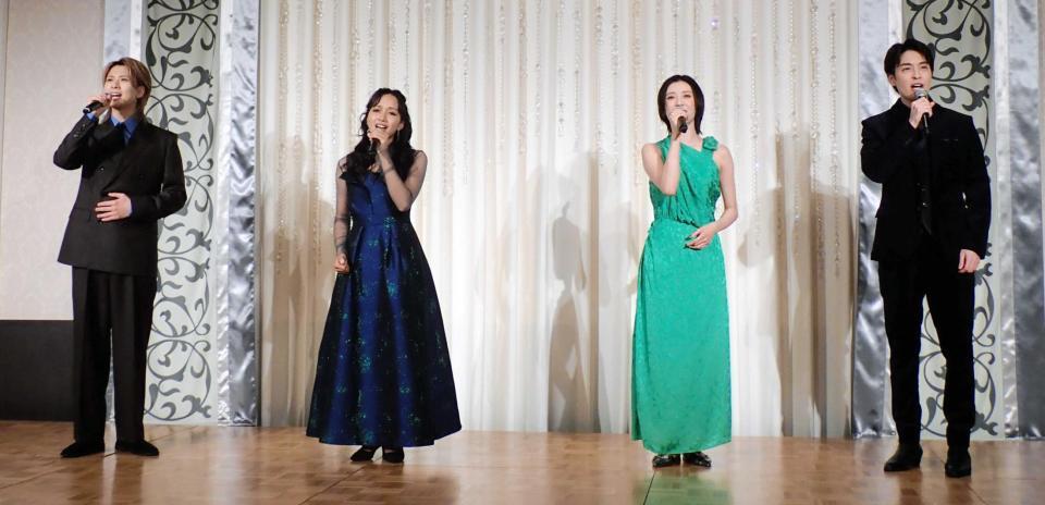 　「俳句」を歌唱する（左から）岡宮来夢、豊原江理佳、潤花、海宝直人