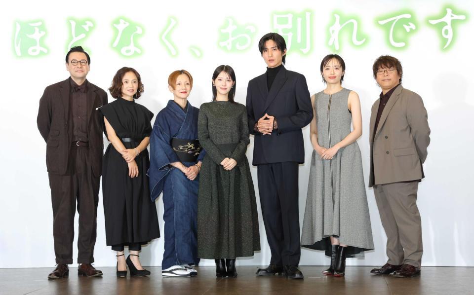 　完成報告会に出席した（左から）鈴木浩介、永作博美、夏木マリ、浜辺美波、目黒蓮、森田望智、三木孝浩監督（撮影・西岡正）