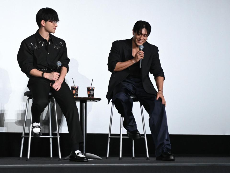 　イベントでトークをするＧＥＮＥＲＡＴＩＯＮＳの中務裕太（右）。左は佐野勇斗（撮影・開出牧）