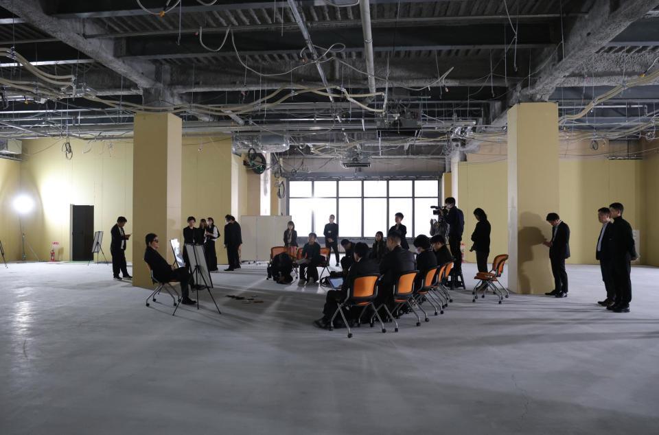 　ＢＯＹ　ＩＤＯＬ　ＧＲＯＵＰの常設劇場の建設現場で取材を受ける秋元康氏（左）＝撮影・西岡正