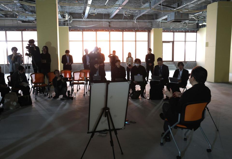 　ＢＯＹ　ＩＤＯＬ　ＧＲＯＵＰの常設劇場の建設現場で取材を受ける秋元康氏（右手前）＝撮影・西岡正