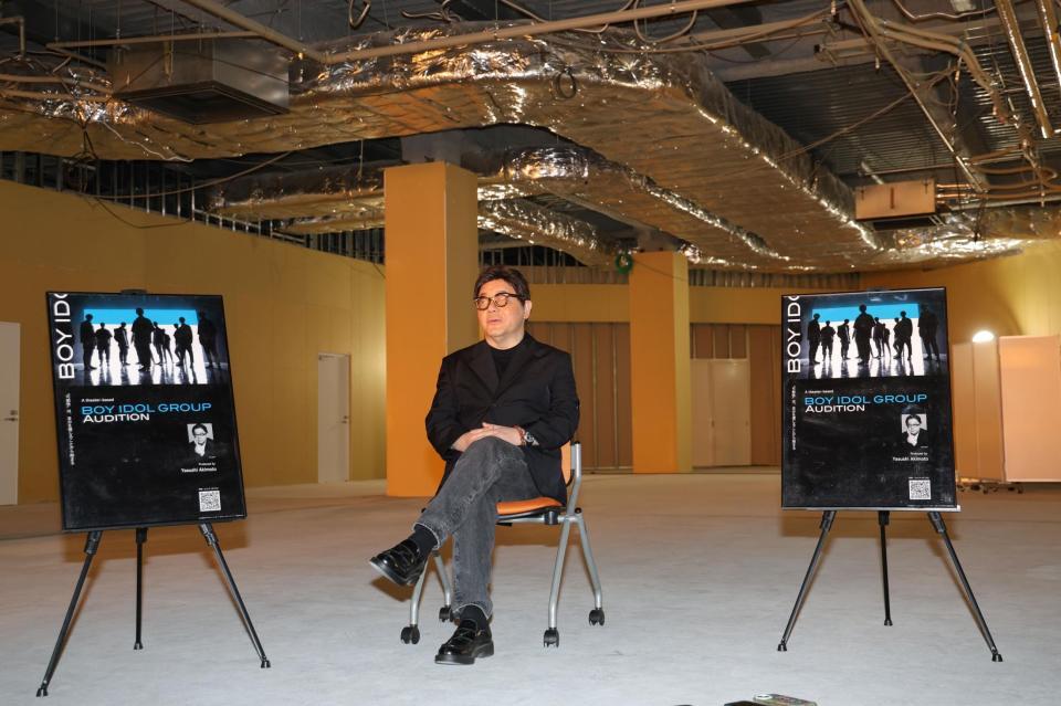 　ＢＯＹ　ＩＤＯＬ　ＧＲＯＵＰの常設劇場の建設現場で取材を受ける秋元康氏（撮影・西岡正）