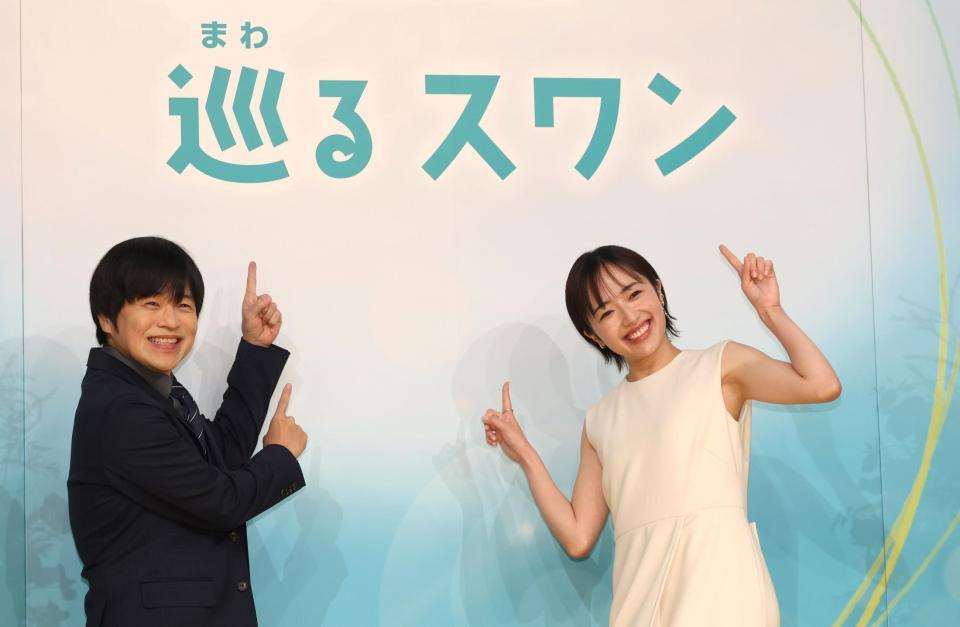 　ポーズを決めるバカリズム（左）と森田望智（撮影・石井剣太郎）