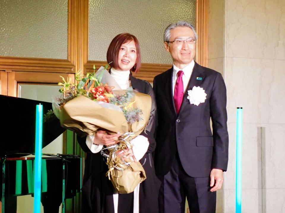 　リニューアル記念式典に参加した綾香（左）と明治安田生命保険相互会社の永島英器社長