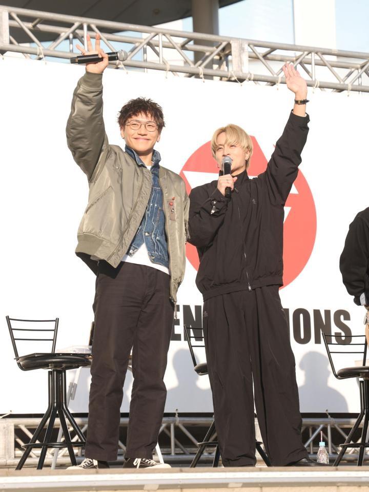 　ファンに手を振るＧＥＮＥＲＡＴＩＯＮＳ・小森隼（左）と白濱亜嵐（撮影・石井剣太郎）