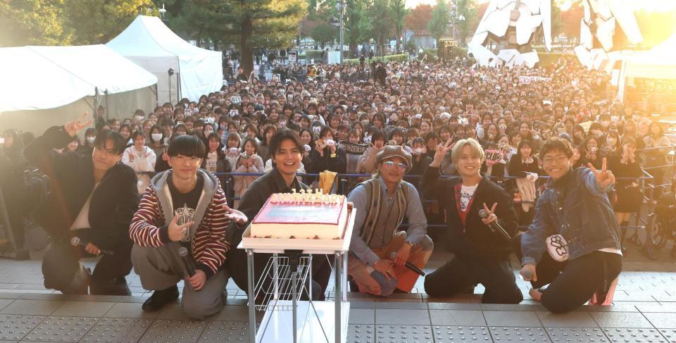 　記念生配信を行った（右から）ＧＥＮＥＲＡＴＩＯＮＳの小森隼、白濱亜嵐、数原龍友、片寄涼太、佐野玲於、中務裕太（撮影・石井剣太郎）