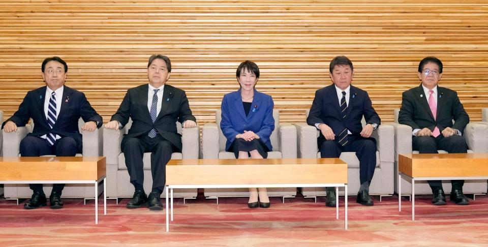 　臨時閣議に臨む高市首相（中央）ら