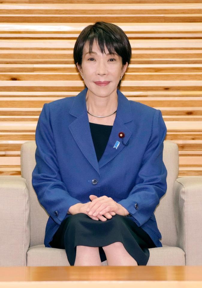 　臨時閣議に臨む高市首相