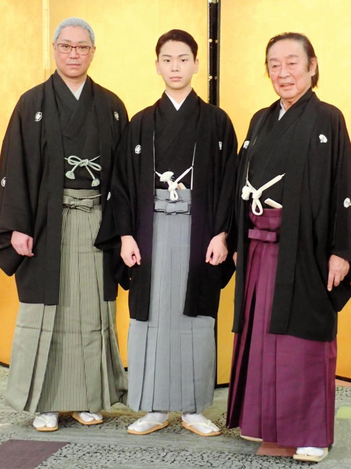 　尾上左近改め三代目尾上辰之助襲名披露記者会見に出席した尾上左近（中）。左は父・尾上松緑、右は七代目尾上菊五郎