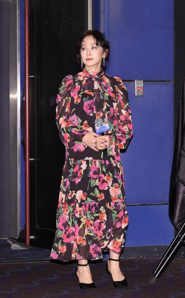 　舞台あいさつに登場した斉藤由貴（撮影・佐々木彰尚）