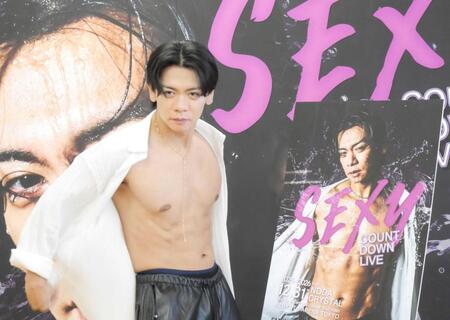 　セクシーにポーズを決める野田クリスタル