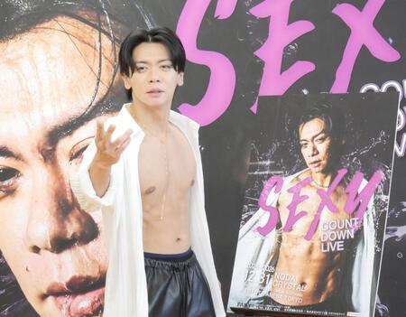 　肉体美を披露しセクシーにポーズを決める野田クリスタル