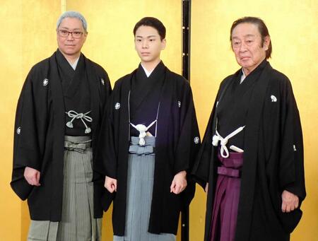 　三代目尾上辰之助襲名披露記者会見に出席した尾上左近（中）。左は父・尾上松緑、右は七代目尾上菊五郎