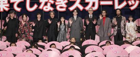 　手を振る（左から）細田守監督、斉藤由貴、染谷将太、役所広司、芦田愛菜、岡田将生、松重豊、柄本時生、青木崇高、白山乃愛（撮影・佐々木彰尚）