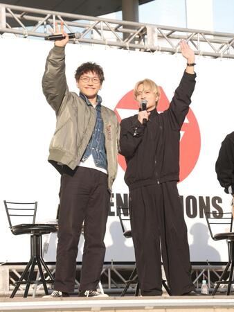 　ファンに手を振るＧＥＮＥＲＡＴＩＯＮＳ・小森隼（左）と白濱亜嵐（撮影・石井剣太郎）