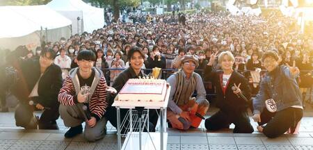 　会場に集まったファンとともにケーキで祝福したＧＥＮＥＲＡＴＩＯＮＳの（右から）小森隼、白濱亜嵐、数原龍友、片寄涼太、佐野玲於、中務裕太