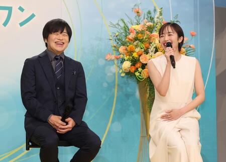 　会見に臨むバカリズム（左）と森田望智（撮影・石井剣太郎）