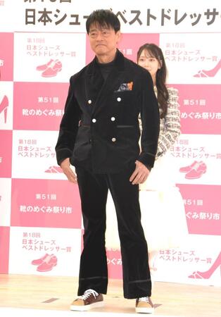 　第１８回「日本シューズベストドレッサー賞」授賞式で、自身がデザインした靴を履いて登場した神保悟志