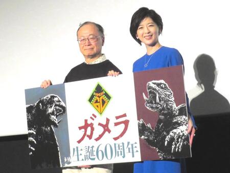 　舞台あいさつした金子修介監督（左）と中山忍