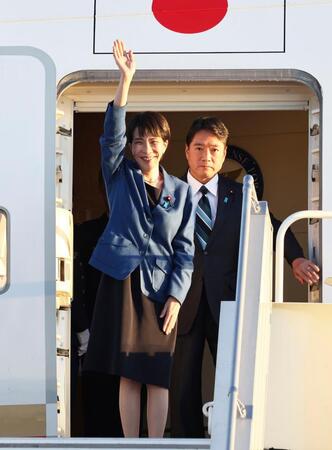 　Ｇ２０サミット出席のため、南アフリカ・ヨハネスブルク近郊のＯ・Ｒ・タンボ国際空港に到着した高市首相（代表撮影・共同）