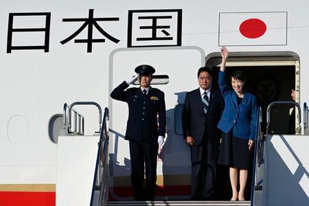 　Ｇ２０サミット出席のため、羽田空港を出発する高市首相（右）＝２１日