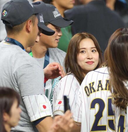 　ＷＢＣを制覇した夫の源田壮亮らと記念撮影する衛藤美彩（中央）＝２３年３月、米国・マイアミのローンデポ・パーク