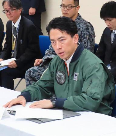 　沖縄県を初訪問し、宮古島市役所で市長と面会する小泉防衛相