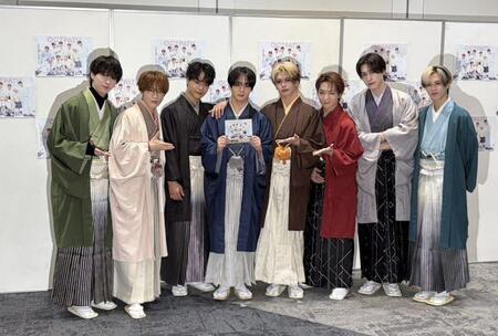　初のカレンダーを袴姿でアピールするＯＣＴＰＡＴＨの（左から）四谷真佑、高橋わたる、海帆、太田駿静、栗田航兵、古瀬直輝、西島蓮汰、小堀柊