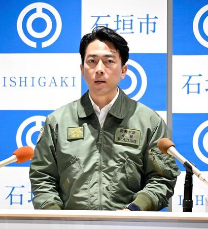　沖縄県石垣市長と面会後、取材に応じる小泉防衛相