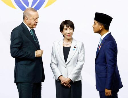 　Ｇ２０サミットの記念撮影の会場でトルコのエルドアン大統領（左）らと並ぶ高市首相（中央）＝（ロイター＝共同）