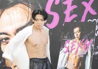 　セクシーにポーズを決める野田クリスタル