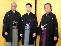 　三代目尾上辰之助襲名披露記者会見に出席した尾上左近（中）。左は父・尾上松緑、右は七代目尾上菊五郎