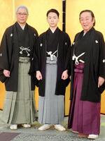 　尾上左近改め三代目尾上辰之助襲名披露記者会見に出席した尾上左近（中）。左は父・尾上松緑、右は七代目尾上菊五郎