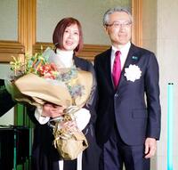 　リニューアル記念式典に参加した綾香（左）と明治安田生命保険相互会社の永島英器社長