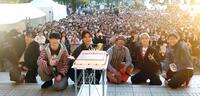 　会場に集まったファンとともにケーキで祝福したＧＥＮＥＲＡＴＩＯＮＳの（右から）小森隼、白濱亜嵐、数原龍友、片寄涼太、佐野玲於、中務裕太